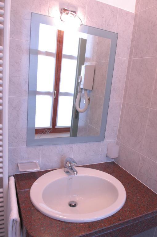 Pilgrim'S Hotel Cicognolo Екстериор снимка