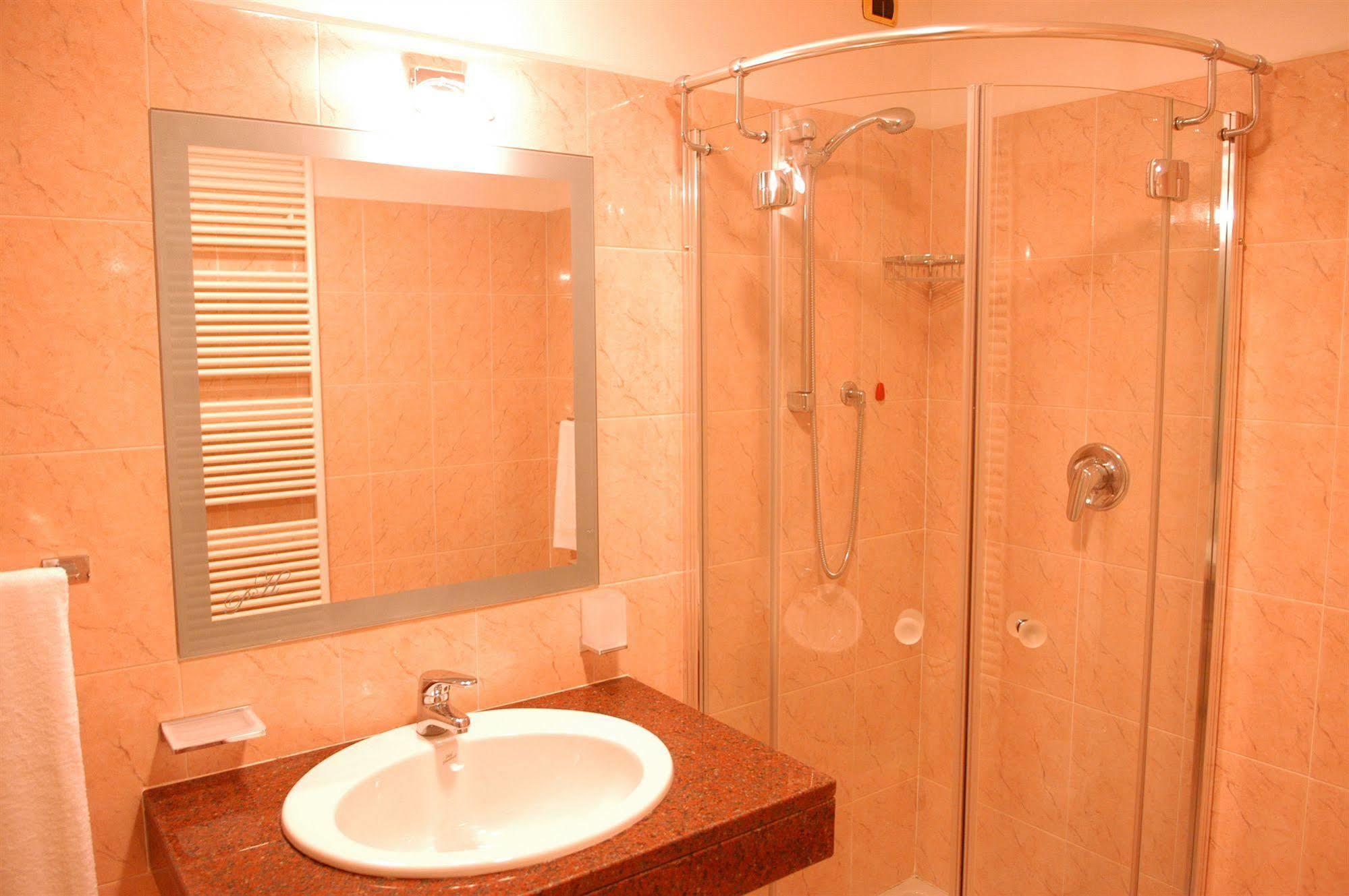Pilgrim'S Hotel Cicognolo Екстериор снимка